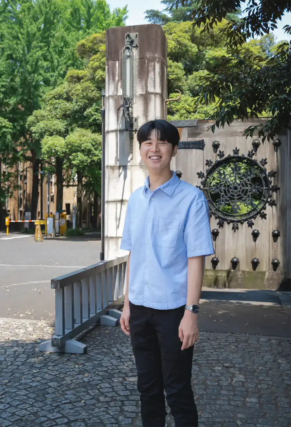 受験会場となった東京大学農学部前の「農正門」にて NOKAI OBOG INTERVIEW '26｜能開センター